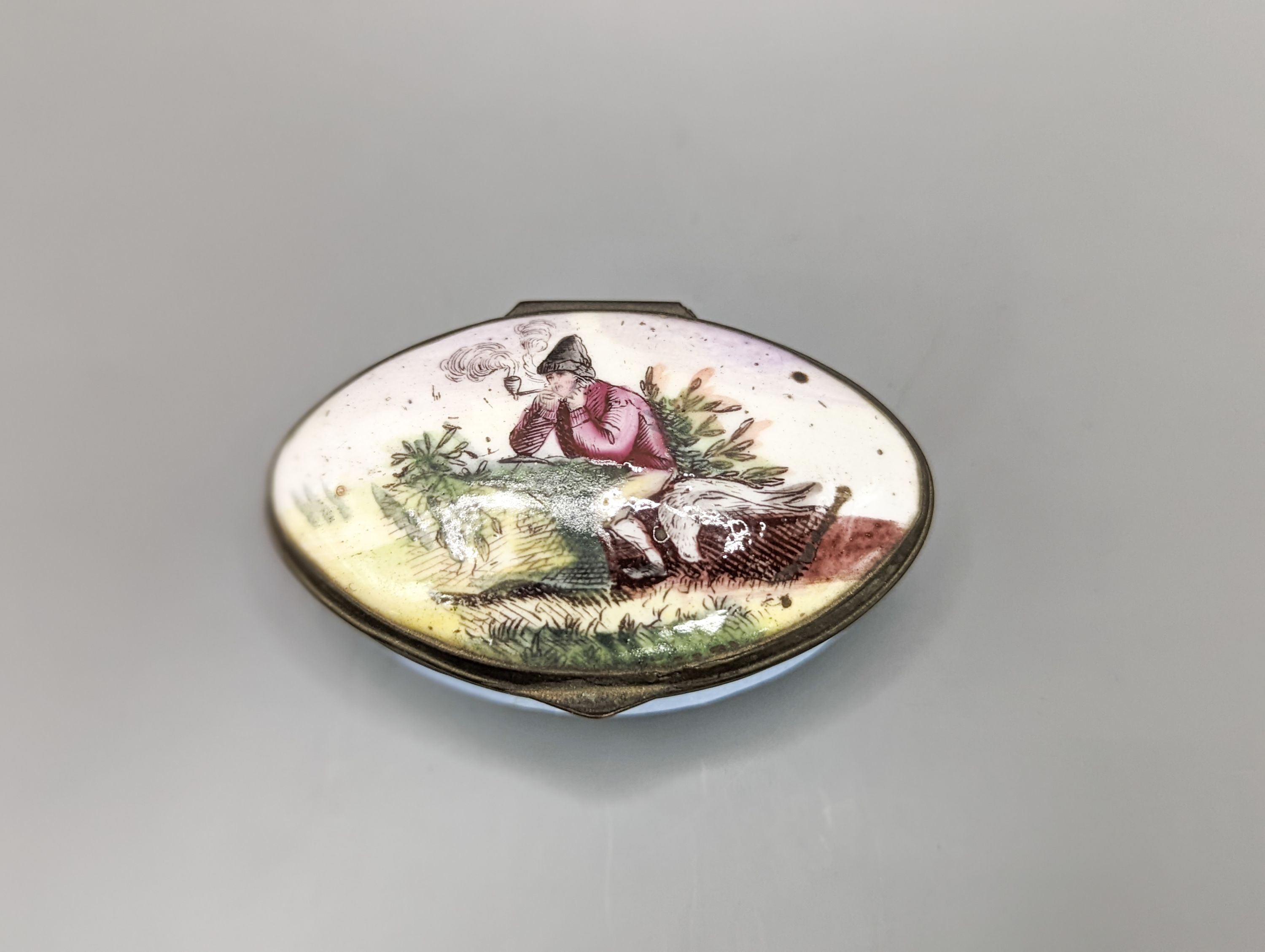 An 18th century silver inlaid tortoiseshell cartouche shaped snuff box, 7.4cm, an agate snuff box and Staffordshire enamel box (3)